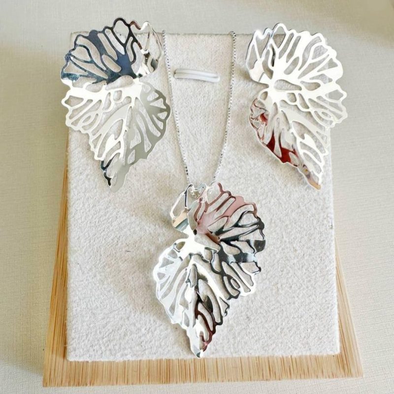 Conjunto Colar e Brincos Meia Flor Vazada Prata