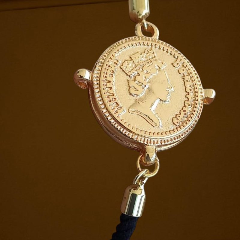 Pulseira Gravatinha Cordão Preto com Entremeio Moeda Banho Ouro By Solange Marçal